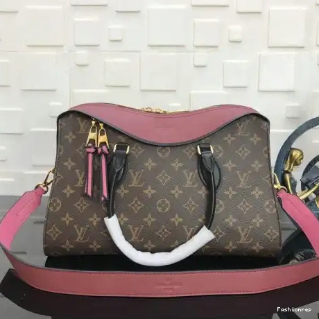 Fashionrepsfam ru LV 19T1L0337 Bags 0210